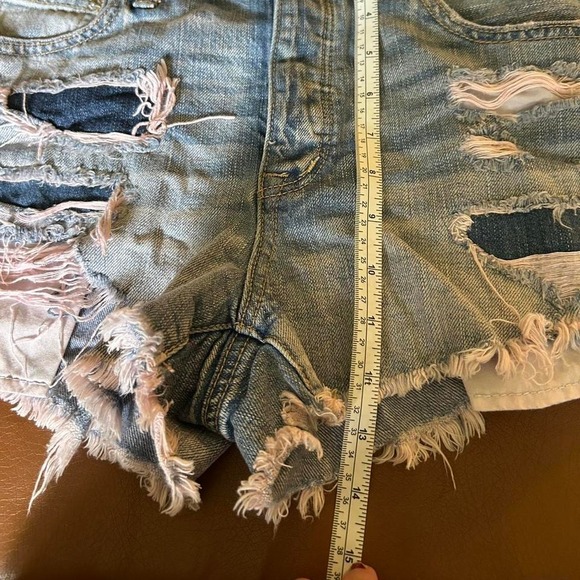 Distressed American Eagle denim shorts with pink frayed hem - Picture 6 of 6